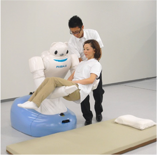 日本的照護型機器人RIBA-II，仿大型泰迪熊的外觀設計，可避免性別刻板印象的產生。