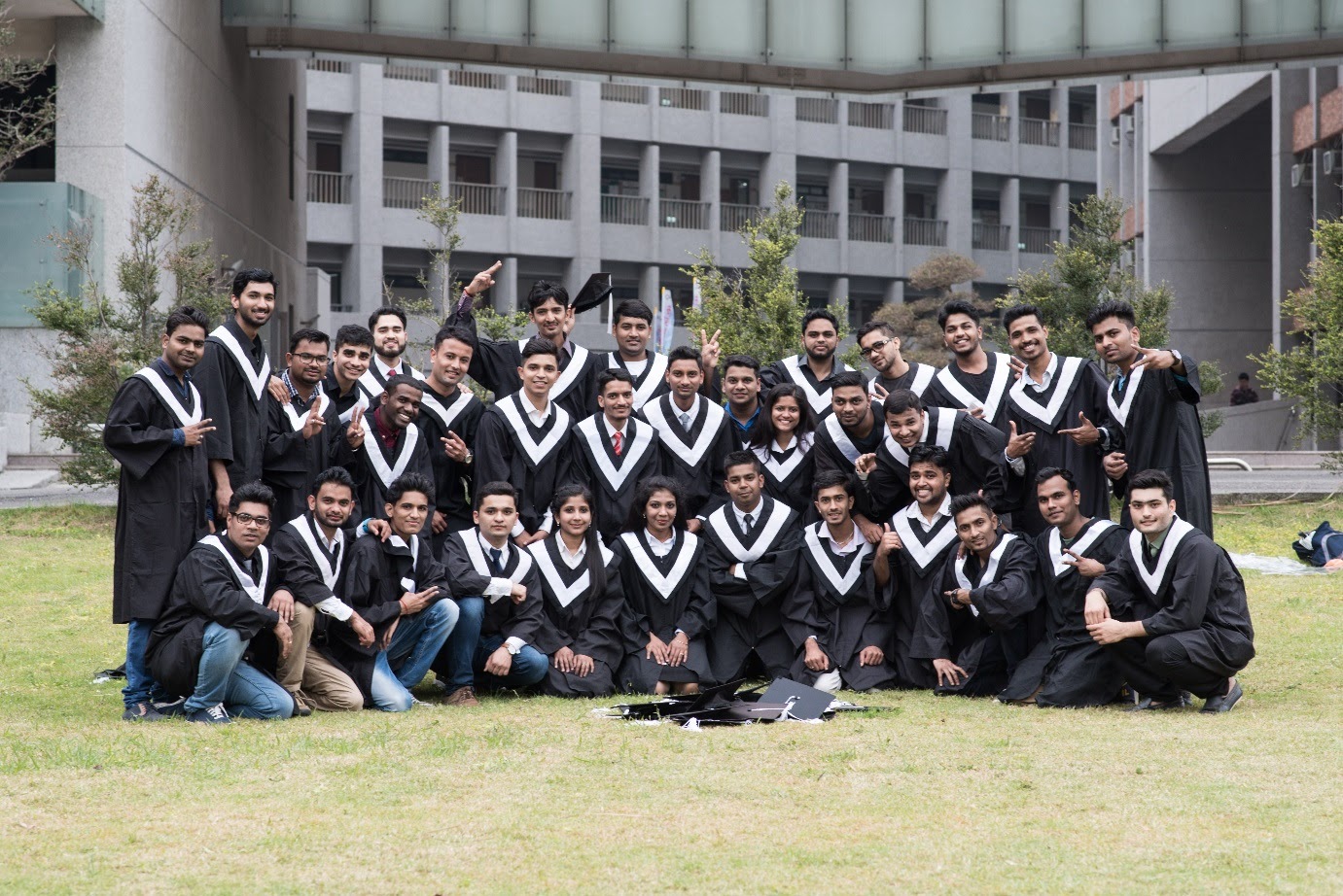 吳鳳科大第一屆印度學生專班畢業團體照