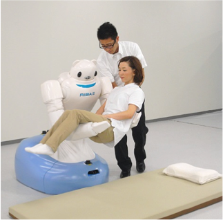 日本的照護型機器人RIBA-II,仿大型泰迪熊的外觀設計,可避免性別刻板印象的產生。