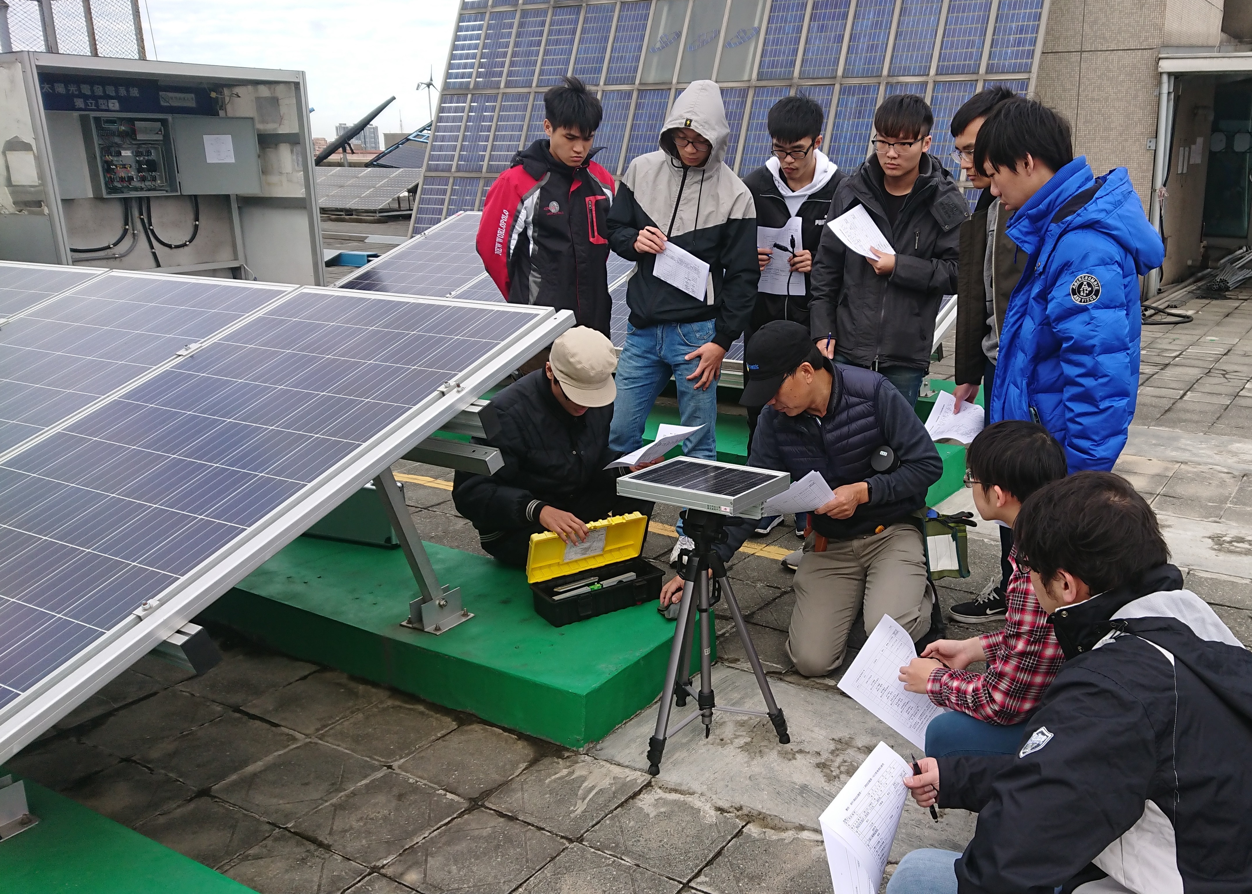 太陽光電系統設置班學生上課照片。
