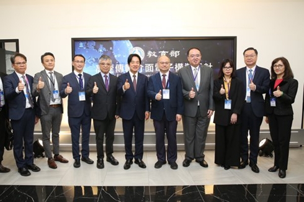 時任賴清德副總統、教育部劉孟奇政務次長等人為場域揭牌合影畫面